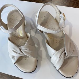 NEW SAS Sandal ladies 5 1/2 M bone with strap nwot